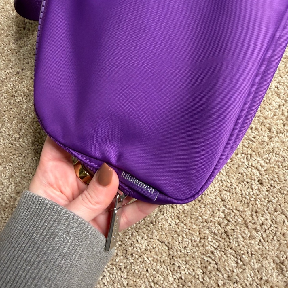 Lululemon Everywhere Belt Bag College Purple NWT - Picture 3 of 5